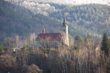 Pohled na kostel  na Borové od letiště (© Jan P. Štěpánek, 12/2006)