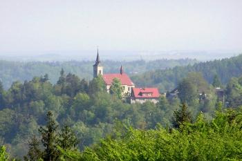Pohled na kostel z malenovických sjezdovek ( © Jan P. Štěpánek 05/2006)