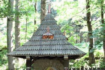 dřevěný altán nad pramenem - zv. Cyrilka ( © Jan P. Štěpánek 07/2013)