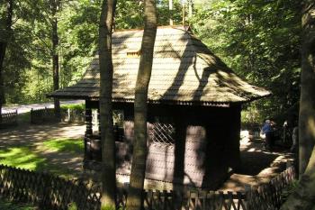 Pohled na boční frontu kaple ( © Jan P. Štěpánek 09/2007)
