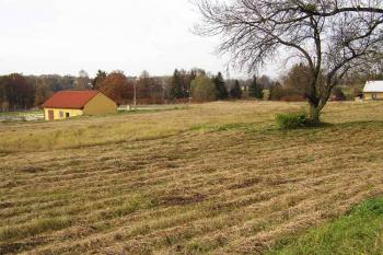 celkový pohled na bývalou plochu dvora ( © Jan P. Štěpánek 11/2005)