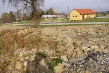 pozůstatky sutin upomínají na bývalé sídlo ( © Jan P. Štěpánek 11/2005)