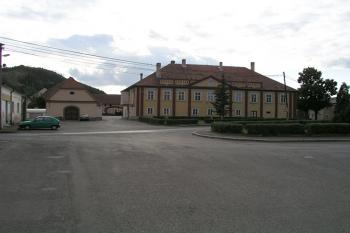 Celkový pohled z náměstí ( © Roman Řezáč 08/2004)