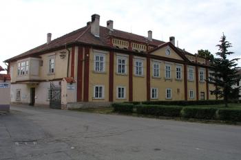 Zámek s bránou do dvora ( © Roman Řezáč 08/2004)