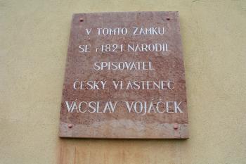 Pamětní deska V.Vojáčka na zámku ( © Roman Řezáč 08/2004)