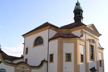 Pohled z náměstí ( © Roman Řezáč 08/2004)