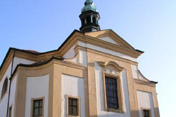 Čelo kostela ( © Roman Řezáč 08/2004)