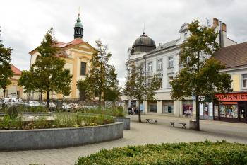 Kostel od severovýchodu z Masarykova náměstí (© Jiří Cukr 10/2021)
