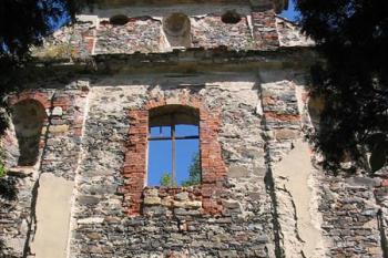 Průčelí kostela ( © Jiří Čížek 08/2004)