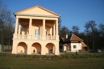 Nový kabát Loveckého zámečku (© Petr Nožička, 12/2008)