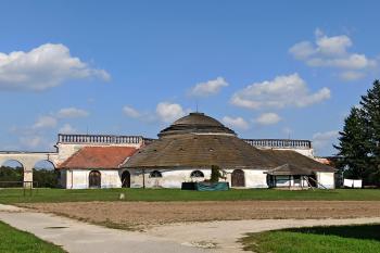 Nádvorní průčelí rotundovitého zámečku v rámci dvora (© Jan P. Štěpánek  09/2021)