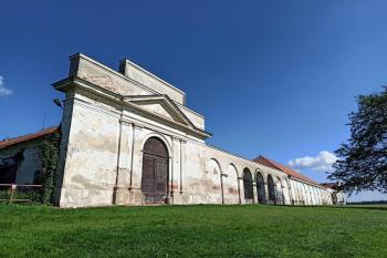 Boční průčelí dvora (© Jan P. Štěpánek  09/2021)