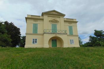 Hlavní jižní průčelí s balkonem, rizalitem a štítem s plastickým tympanonem (© Dušan Dohňanský  05/2021)