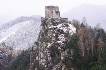 hrad Strečno z lávky nad Váhem ( © Jan P. Štěpánek 11/2007)