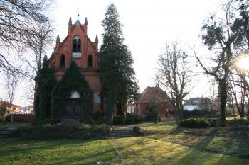 Obřadní budova, v pozadí budova bývalé márnice (© Petr Nožička, 12/2008)