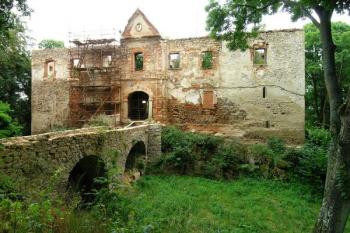 Vstupní průčelí hradu ( © Filip Matoušek 08/2005)