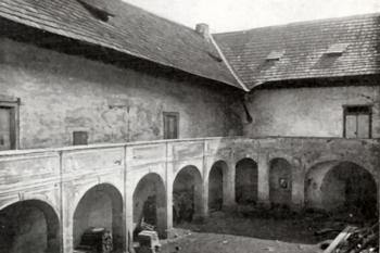 jihovýchodní kout nádvoří  ( © Jaroslav Kamper, Zdeněk Wirth: Soupis památek historických a uměleckých v Království Českém, sv. 30 Politický okres stříbrský, Arch. komise při České akademii..., Praha 1908)