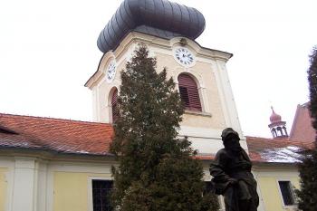 Věž nad vstupem do ambitu (© Vladimír Studecký, 02/2007)