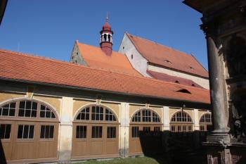 Západní ambit a kostel sv. Vavřince ( © Ivan Grisa 04/2010)