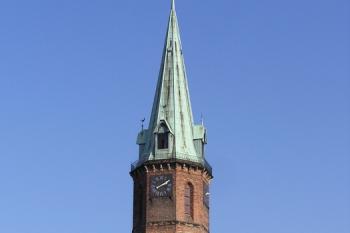 Věž kostela při pohledu z Hluboké ulice (© Jan P. Štěpánek, 02/2007)