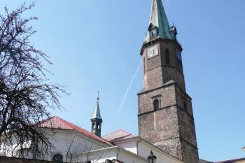 celkový pohled na kostel od městských hradeb ( © Jan P. Štěpánek 04/2009)
