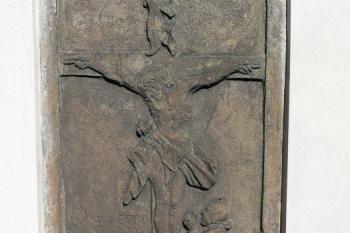 náhrobek Apoleny Němčíkové na stěně kostela ( © Jan P. Štěpánek 04/2009)