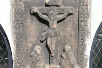 měšťanský náhrobek osazený ve zdi kostela ( © Jan P. Štěpánek 04/2009)