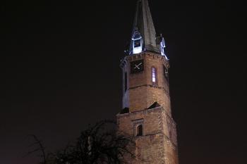 noční pohled přes městskou hradbu na kostel sv. Jana Křtitele ( © Jan P. Štěpánek 12/2009)