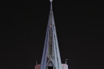 štíhlá věž kostela z ulice Na Půstkách ( © Jan P. Štěpánek 01/2010)
