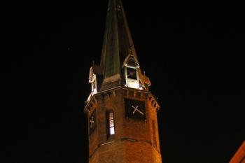 věž kostela z nároží ulice Farní ( © Jan P. Štěpánek 01/2010)