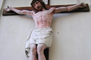 Ježíš Kristus na kříži na stěně kostela ( © Jan P. Štěpánek 05/2010)