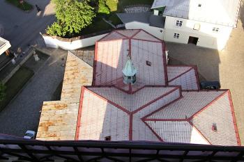 střecha kostela sv. Jana Křtitele z kostelní věže ( © Jan P. Štěpánek 05/2010)