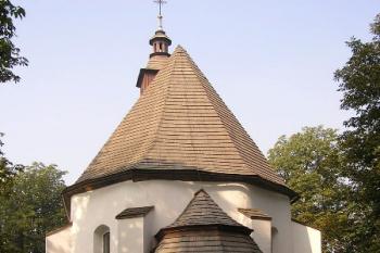 pohled na zadní část kostela ( © Jan P. Štěpánek 09/2005)