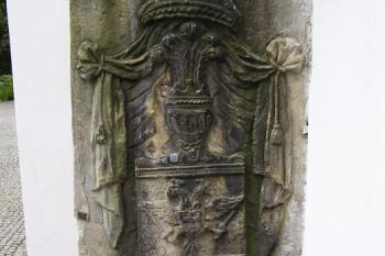 Kamenný náhrobek na stěně kostela (© Jan P. Štěpánek, 2006)