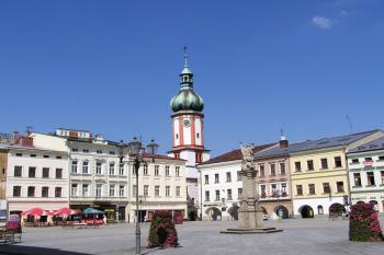 Kostel sv. Jakuba dominuje místeckému náměstí (© Jan P. Štěpánek, 08/2006)