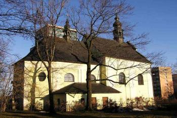 Pohled od jihovýchodu na kostelík. ( © Jan P. Štěpánek 04/2006)