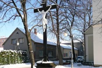 litinový kříž před kostelem vyrobený v místních železárnách v roce 1832 ( © Jan P. Štěpánek 01/2011)