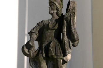 socha sv. Floriána při kostelní věži ( © Jan P. Štěpánek 01/2011)