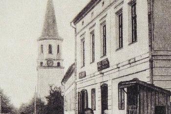 průhled hlavní třídou ke kostelu - 1. republika ( © Beskydy a Pobeskydí 1895-1939 (V Peter a kol.))