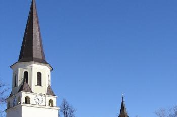Celkový pohled na kostel sv. bartolomějě od hlavní ulice ( © Jan P. Štěpánek 03/2006)