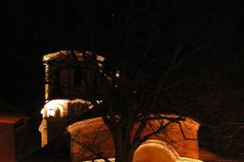 noční pohled na kostel z náměstí ( © Jan P. Štěpánek 03/2006)