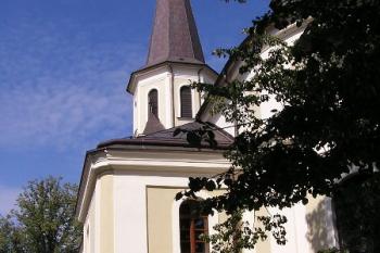 jižní fasáda kostela ( © Jan P. Štěpánek 08/2004)
