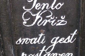 Detail česky psaného nápisu na podstavci litinového kříže z r. 1832 (© Jan P. Štěpánek, 09/2006)