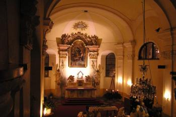 Pohled z ochozu na presbyterium s hlavním oltářem. ( © Jan P. Štěpánek 12/2006)