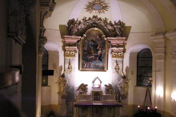 Hlavní loď kostela s hlavním oltářem ( © Jan P. Štěpánek 12/2006)
