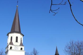farní kostel sv. Bartoloměje z Hlavní ulice (© Jan P. Štěpánek, 02/2007)