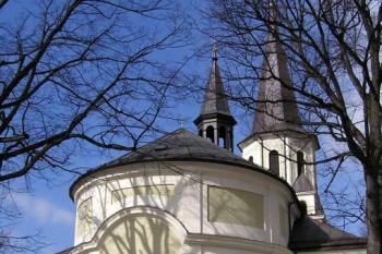 Pohled na kostel sv. Bartloměje z Náměstí (© Jan P. Štěpánek, 04/2007)