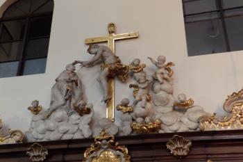 Detail řezby nad chórovou lavicí (© Johannes Cladis, 05/2014)
