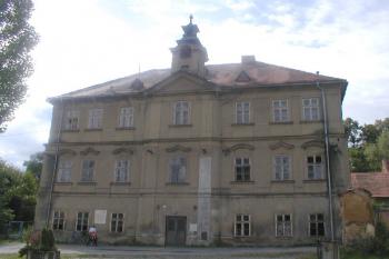 Pňovany - pohled z průčelí (© Martin Landovský 08/2004)