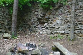 Příběnice - zřejmě nádvoří (© Pavel Jarý, 13.05.2009)